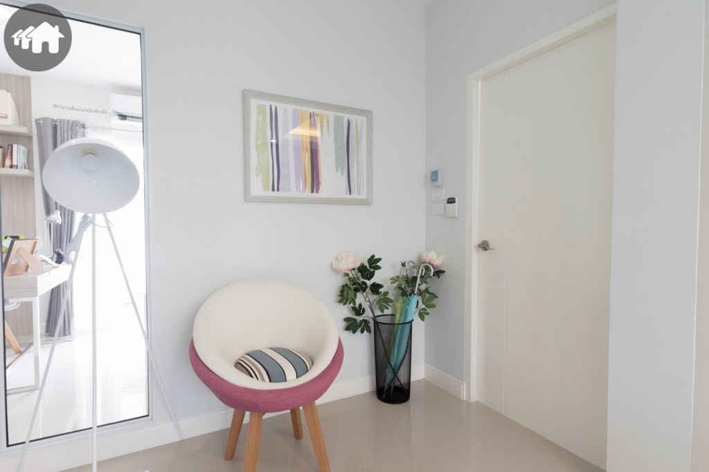 ใกล้กับห้องรับประทานอาหาร เป็นประตูเชื่อมจากโรงจอดรถ