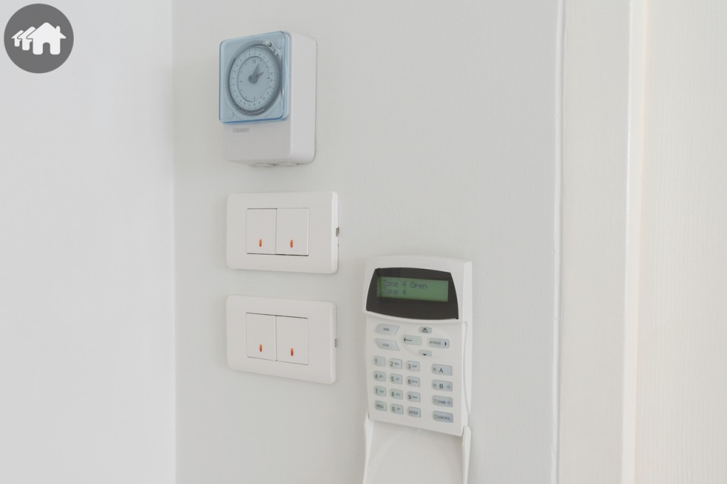 บริเวณหน้าประตูโรงจอดรถจะมีแผงควบคุมสวิทซ์เปิด-ปิด และตั้งเวลาอัตโนมัติ สำหรับโคมไฟรั้ว เฉลียง และโรงรถ ตัวสวิทซ์เรืองแสงในเวลากลางคืน ง่ายต่อการใช้งาน