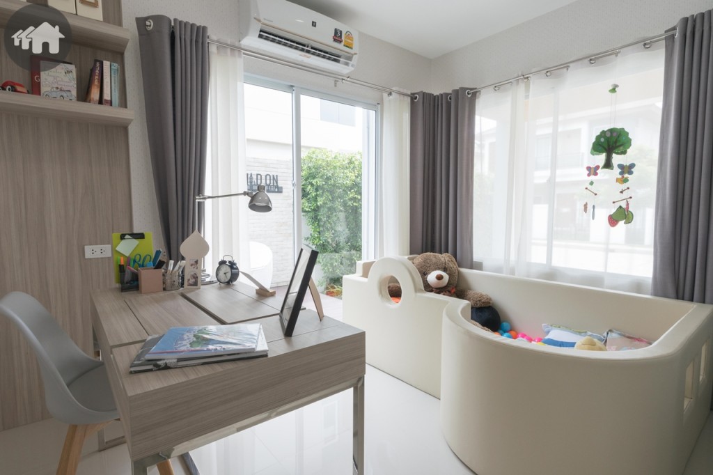 ถัดมาเป็นห้องอเนกประสงค์ที่สามารถปรับเปลี่ยนการใช้งานได้หลากหลาย ทั้งห้องทำงาน ห้องนอนสำหรับผู้สูงอายุ หรือห้องเด็กอ่อน 