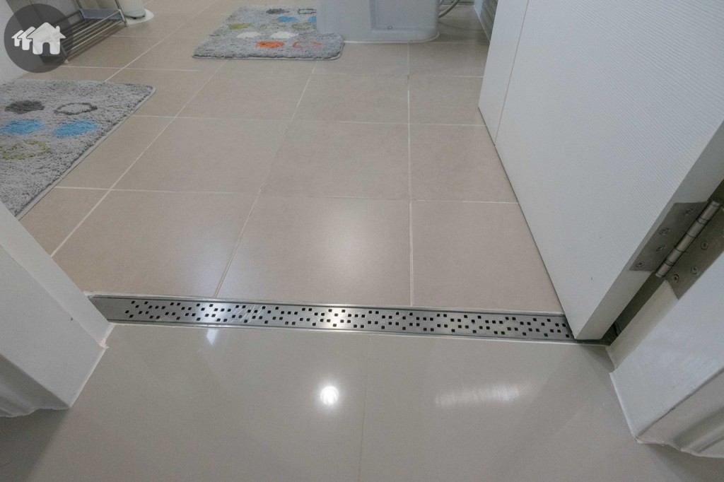 ห้องน้ำชั้นล่างรองรับการใช้งานของผู้สูงอายุ โดยออกแบบให้ทางเข้าห้องน้ำไม่มีสเต็ป ป้องกันการสะดุดล้ม