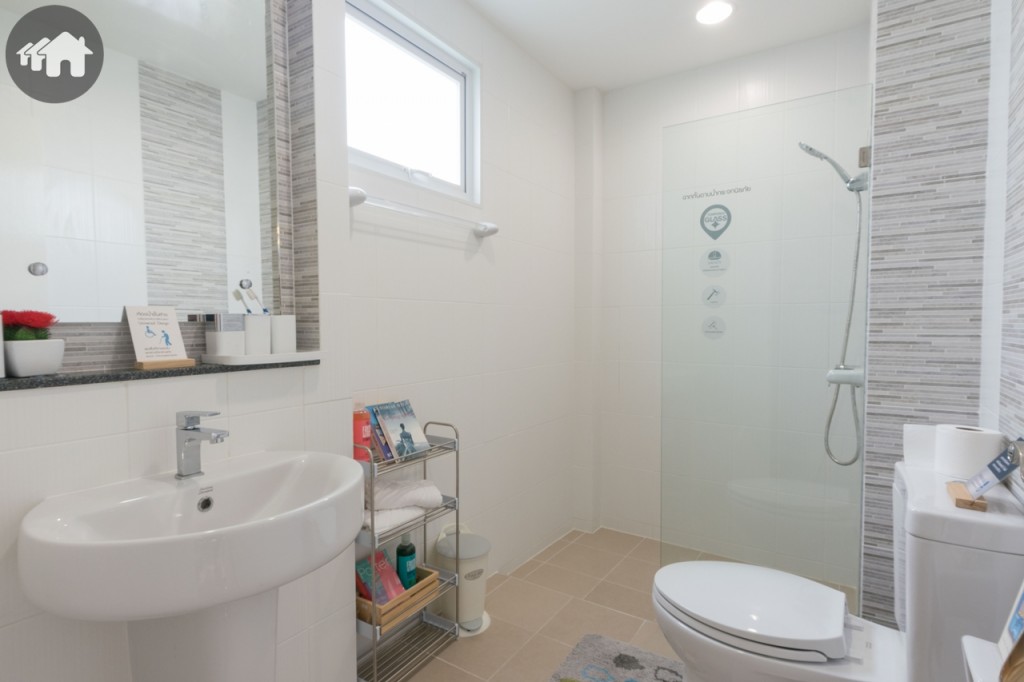 ห้องน้ำชั้นล่างขนาดใหญ่ แยกส่วนเปียกและส่วนแห้งชัดเจน เตรียมจุดติดตั้งเครื่องทำน้ำอุ่นในห้องน้ำทุกห้อง ช่วยอำนวยความสะดวกและลดขั้นตอนในการเดินสายติดตั้งภายหลัง มั่นใจด้วยการเดินระบบสายดินเพื่อป้องกันไฟรั่วไว้เรียบร้อย