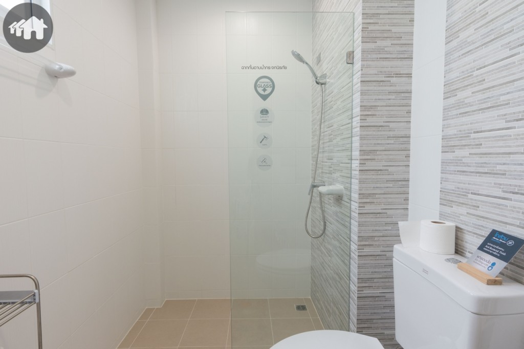 ส่วนเปียกกั้นด้วย Tempered Glass ทำความสะอาดง่าย ทนทาน ลดอันตรายจากการแตก เนื่องจากจะแตกกระจายเป็นเม็ดเล็กๆ คล้ายเม็ดข้าวโพด และมีคมน้อย