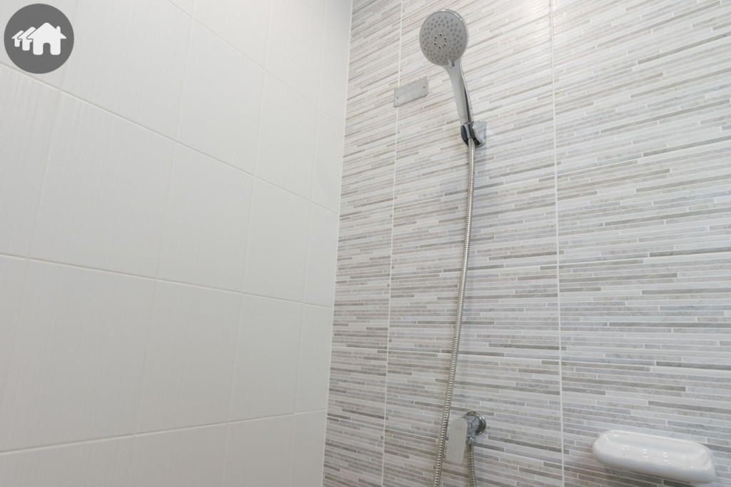 ฝักบัวของ American Standard พร้อมชั้นวางอุปกรณ์อาบน้ำ