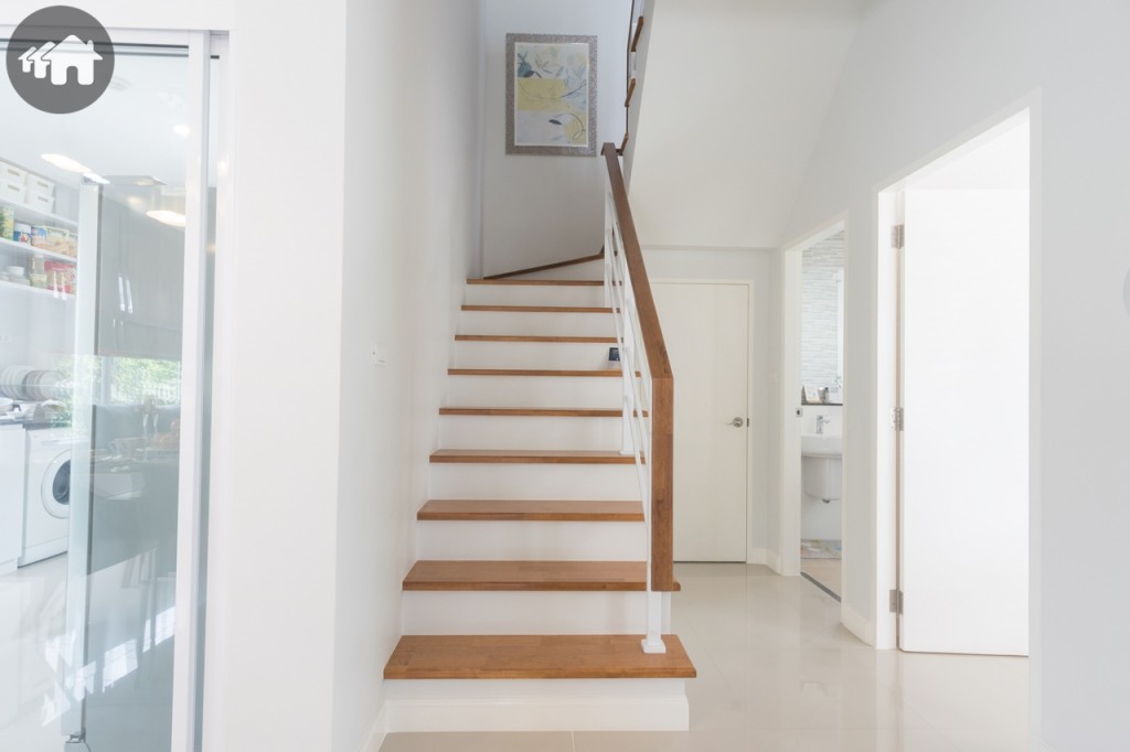 บันไดกว้างประมาณ 1 เมตร พื้นเป็น Engineered Wood ส่วนตัวโครงสร้างเป็นคอนกรีต มั่นคงแข็งแรง 