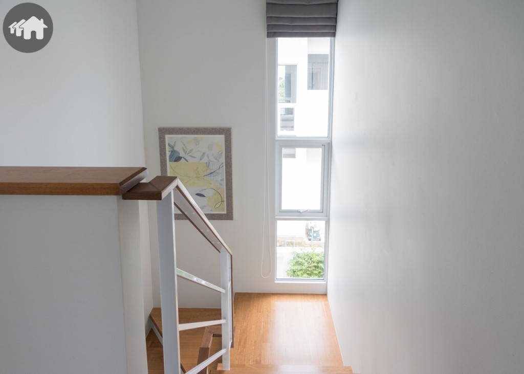 ชั้นพักบันไดมีกระจกบานกระทุ้ง และบานฟิกซ์รับแสงธรรมชาติ