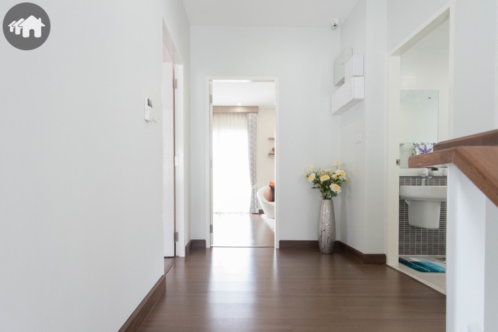 โถงทางเดินชั้นที่ 2 กว้างขวาง พื้นปูด้วยลามิเนต หนา 8 มิลลิเมตร เดินนุ่ม สบายเท้า และเก็บเสียง