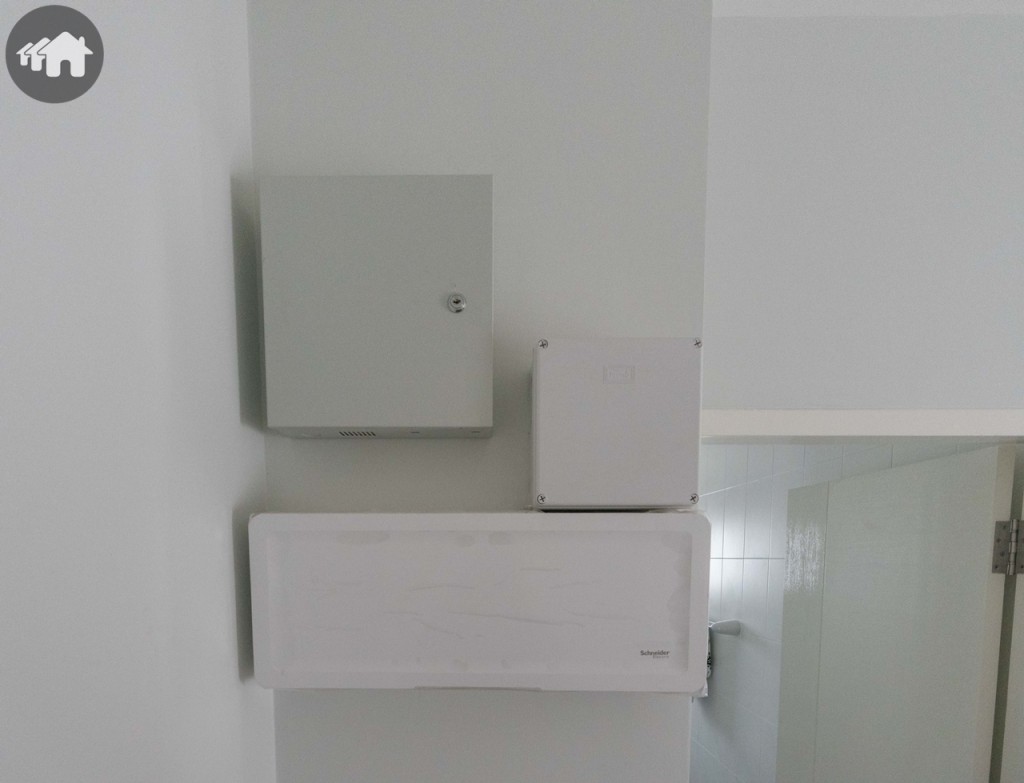 บริเวณโถงทางเดินติดตั้งตู้ไฟ Consumer Unit ของ Schneider ตัวตู้ไม่ลามไฟ ป้องกันสนิม มีแผงวงจรแยกแต่ละเครื่องใช้ไฟฟ้า คุณแม่บ้านสามารถจัดการระบบไฟด้วยตัวเองได้อย่างง่ายดาย