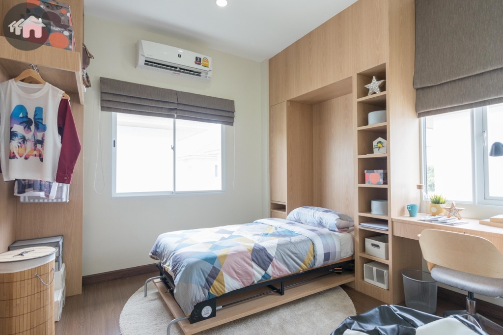 ห้องนอนแรกทางด้านขวา วางเตียงขนาด 3-5 ฟุต ได้สบาย