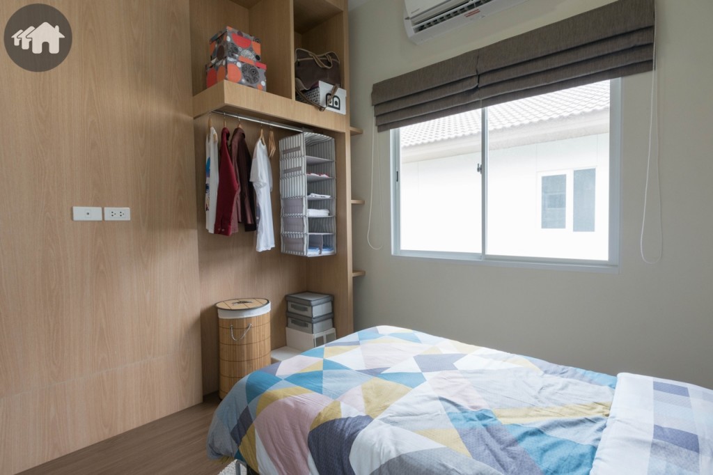 ปลายเตียงเป็นมุมตู้เสื้อผ้า