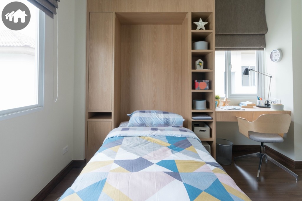 บ้านตัวอย่างตกแต่งด้วยเตียงขนาด 3 ฟุต ด้านข้างตกแต่งเป็นตู้เก็บของ โต๊ะเขียนหนังสือและพื้นที่นั่งเล่น