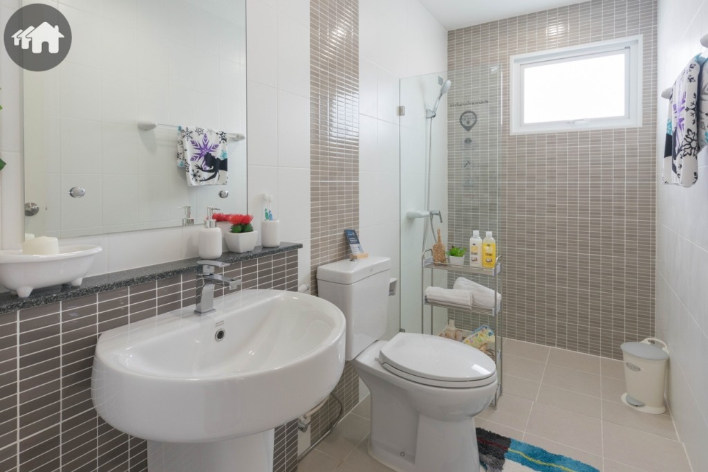 ติดกันเป็นห้องน้ำขนาดกว้างขวาง อุปกรณ์ครบครันของ American Standard ทั้งหมด มี Tempered Glass กั้นส่วนเปียกและส่วนแห้ง