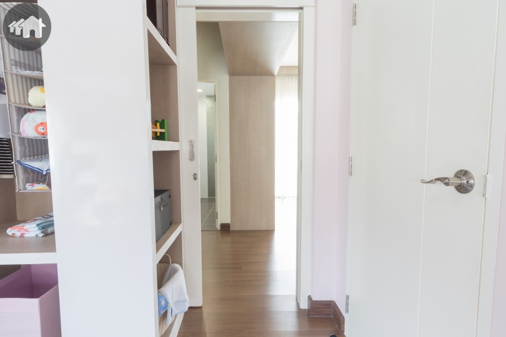 มีประตูเชื่อมกับห้องนอนใหญ่ คุณพ่อคุณแม่สามารถเข้ามาดูลูกน้อยได้อย่างสะดวก