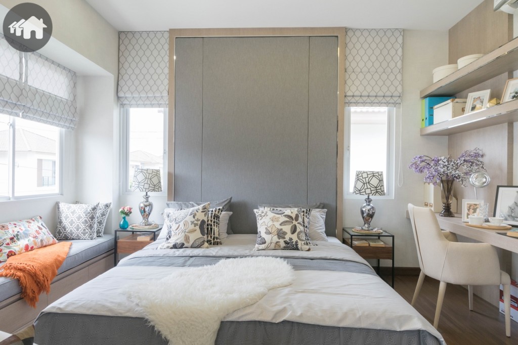 พื้นที่ด้านข้างทำเป็นโต๊ะเขียนหนังสือ และพื้นที่นั่งเล่น