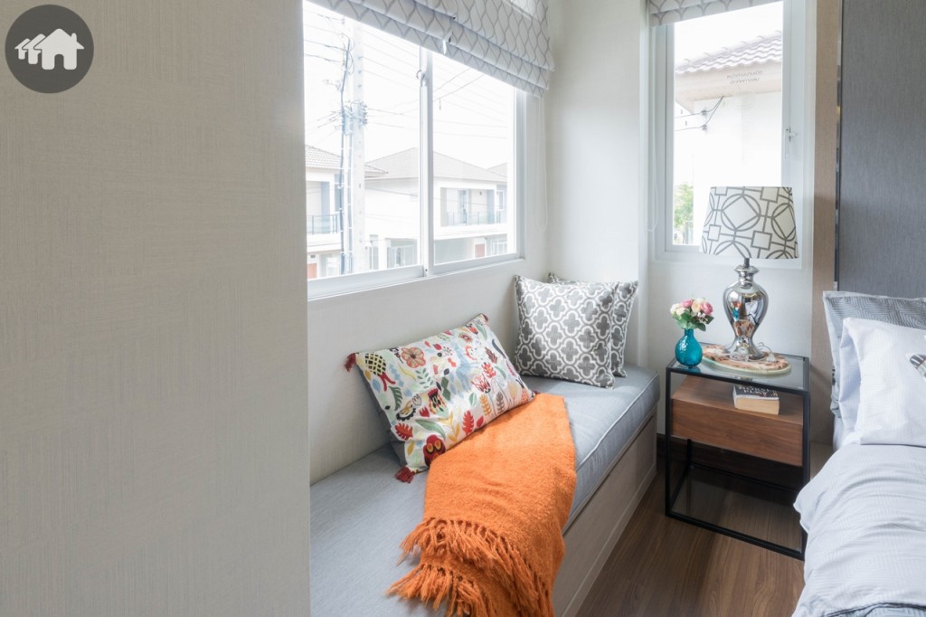 พื้นที่นั่งเล่นชมวิวข้างเตียง มีกระจกบานกระทุ้งเปิดรับลมธรรมชาติถึง 2 ด้าน