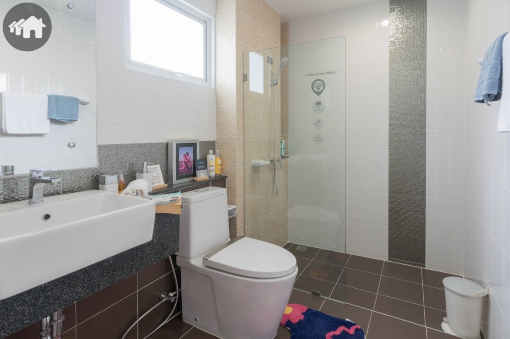 ห้องน้ำภายในห้องนอนใหญ่ อุปกรณ์ครบครันของ American Standard ทั้งหมด มี Tempered Glass กั้นส่วนเปียกและส่วนแห้งเป็นสัดส่วน