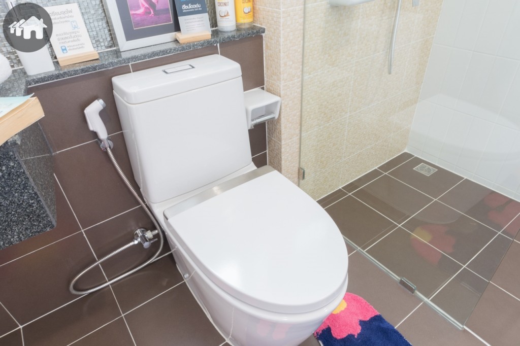 โถสุขภัณฑ์ระบบกดชำระ 2.6/4 ลิตร ผิวเซรามิกเคลือบ Proguard ช่วยป้องกันคราบสกปรก พร้อมระบบปล่อยน้ำแบบ Double Vortex ช่วยให้การชำระล้างมีประสิทธิภาพหมดจด ไม่ตกค้าง ลดการสะสมของคราบน้ำ สิ่งสกปรก และเชื้อโรคได้