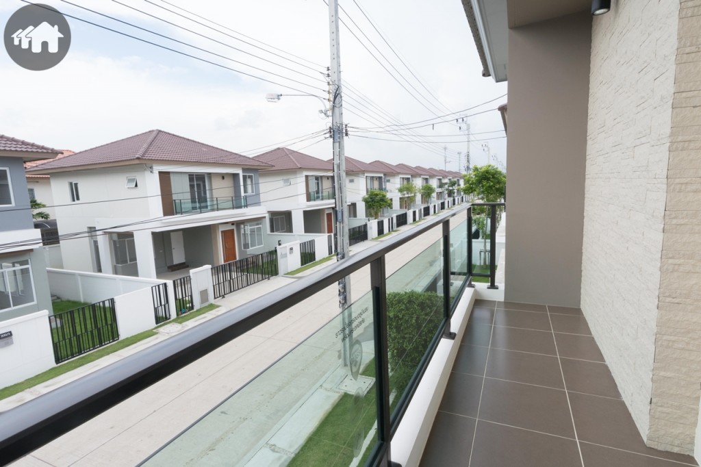 ภายในห้องนอนใหญ่เชื่อมต่อกับระเบียงวิวสวนหน้าบ้าน รั้วสูงประมาณ 1 เมตร