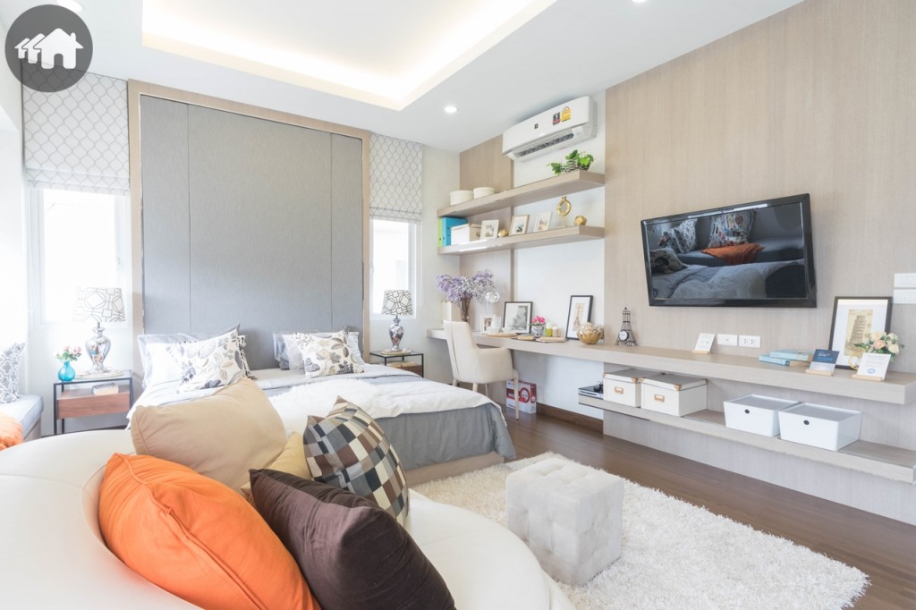 มองจากระเบียงเข้ามาในห้องนอนใหญ่