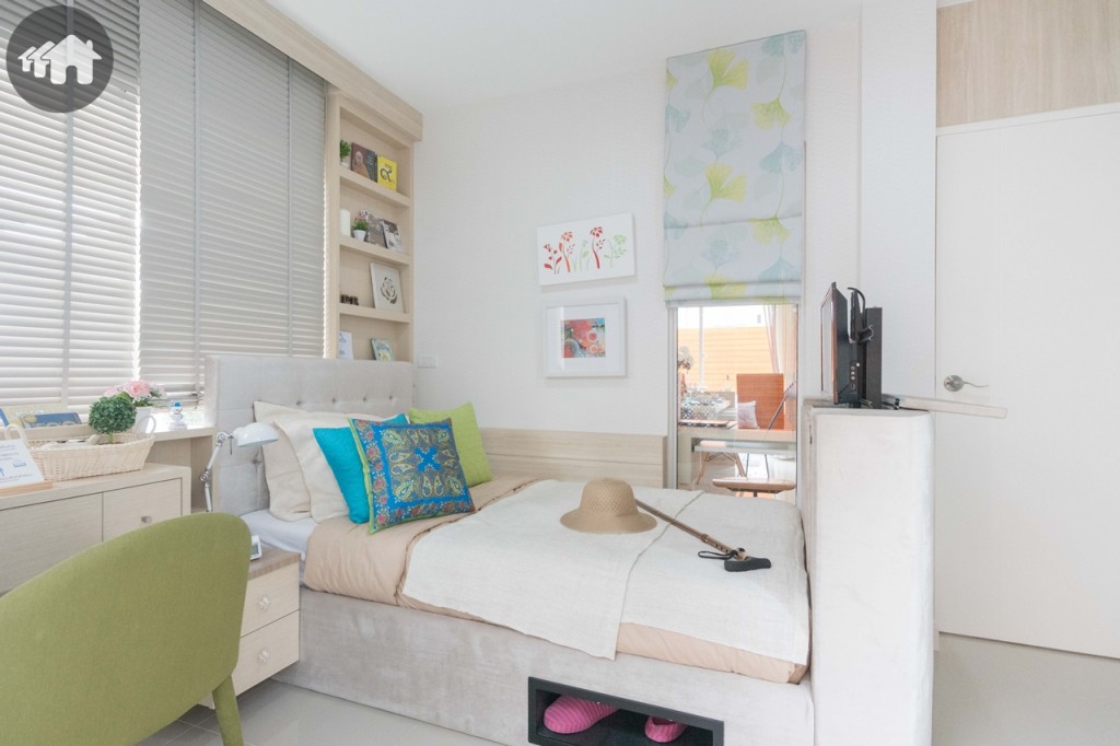 ห้องนอนชั้นล่างตกแต่งเป็นห้องนอนผู้สูงอายุ 