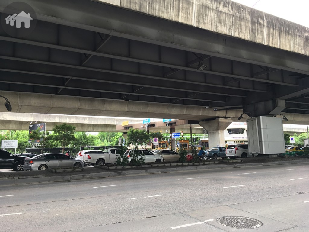 ฝั่งตรงข้ามโครงการเป็นด่านขึ้นทางด่วนศรีรัช แต่ต้องไปกลับรถที่แยกพระราม 9 ใหม่ เพื่อมาขึ้นทางด่วนนี้ได้