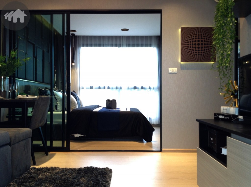 ภายในห้องแบ่งโซนหลักๆ เป็น 3 ส่วนคือ ด้านหน้าเป็นโซนนั่งเล่นรับแขก ถัดไปด้านในตรงกลางเป็นห้องนอน ส่วนโซนสุดท้ายอยู่ด้านในสุดแยกตัวออกมาด้านข้างเป็นโซนครัวและห้องน้ำ