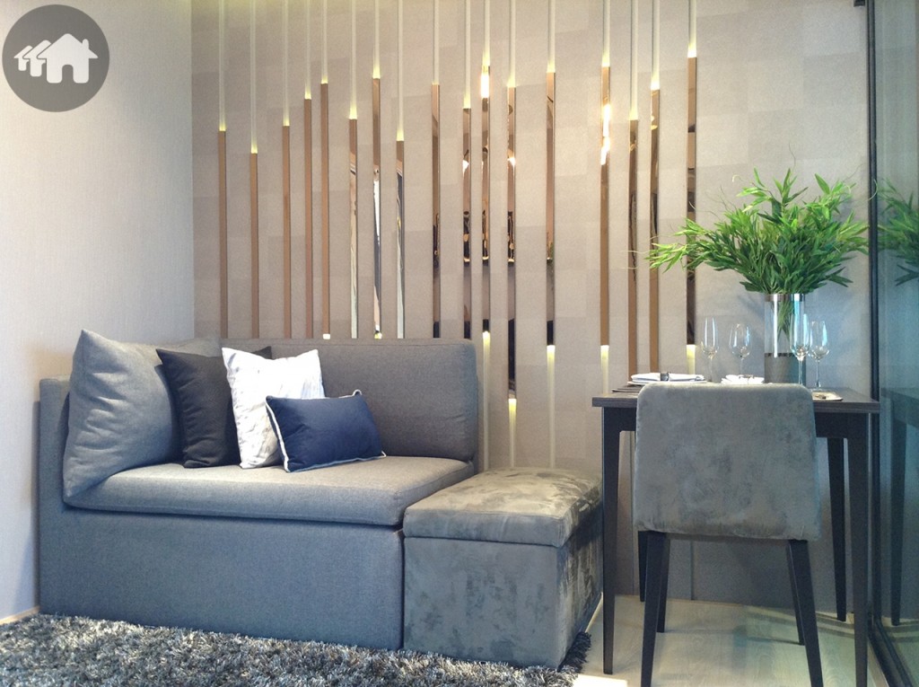 มุมนั่งเล่นรับแขกจัดวางแบบชิดผนัง ให้เฟอร์นิเจอร์ลอยตัวลักษณะนี้ทั้งโซฟา และโต๊ะรับประทานอาหาร ส่วนผนังเพิ่มลูกเล่นให้ดูเป็นไอเดีย