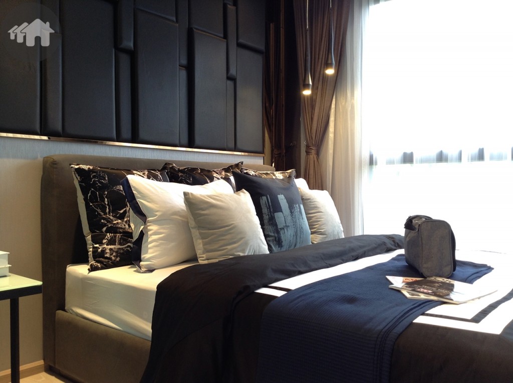 ส่วนของโซนห้องนอน มีหน้าต่างกระจกบานใหญ่ไว้ให้ชมวิวได้ ถือว่ามีพื้นที่กว้าง วางเตียงขนาดใหญ่ได้ และยังเหลือพื้นที่ทางเดินรอบเตียง แต่หากจะให้เปิดตู้เสื้อผ้าได้แบบเต็มบานก็อาจต้องลดขนาดเตียงให้เล็กลงสักนิด ก็จะสะดวกยิ่งขึ้น หรือไม่ก็เปลี่ยนเป็นหน้าบานแบบบานสไลด์ซ้ายขวาก็จะประหยัดพื้นที่มากขึ้น