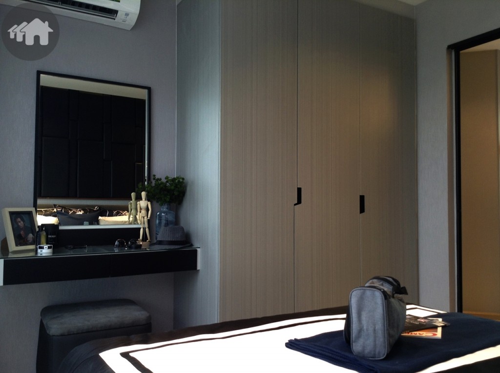 ปลายเตียงเป็นโต๊ะเครื่องแป้ง และตู้เสื้อผ้าที่เป็นงานบิลท์อินติดผนังทั้งหมด ทำให้ประหยัดพื้นที่ ซึ่งตู้เสื้อผ้าถือว่าใช้งานได้จริง และจุของได้มากพอสมควรเลยทีเดียว