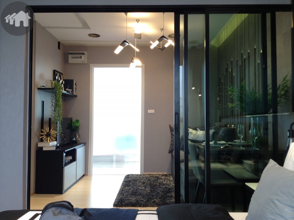 พื้นที่ห้องนอนมีความเป็นส่วนตัว กั้นแบ่งพื้นที่ด้วยกระจกบานเลื่อนให้ ซึ่งเมื่อเปิดออกก็สามารถมองเห็นพื้นที่นั่งเล่นได้อย่างชัดเจน