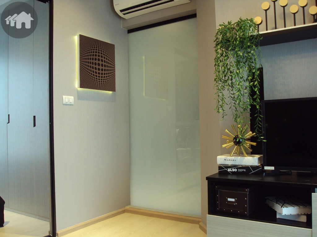 ห้องครัวและห้องน้ำอยู่ด้านหลังของกระจกฝ้าบานสไลด์ 