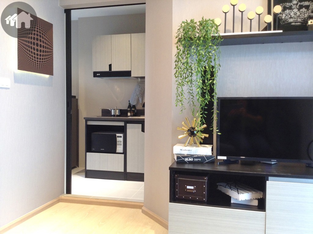 เมื่อเลื่อนประตูกระจกฝ้าก็จะมองเห็นครัวเล็กน้อย ซึ่งก็ถือว่ามิดชิด และเป็นสัดส่วนดี