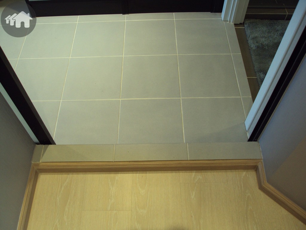 ทำธรณีสูงบริเวณประตูบานสไลด์ที่กั้นระหว่างโซนรับแขกกับครัวและห้องน้ำ เพื่อกันการเลอะเทอะ