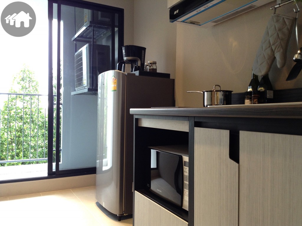 พื้นที่ครัวเชื่อมต่อกับครัวโดยกั้นประตูกระจกบานสไลด์ให้ด้วย