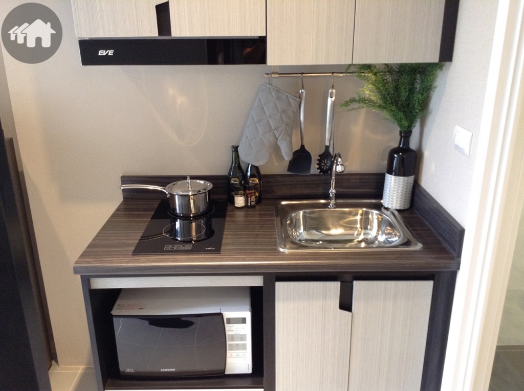 ครัวบิลท์อินชิดผนัง มีตู้เก็บของและลิ้นชักให้ รวมถึงมีเตาไฟฟ้า, Hoodและซิงค์ล้างจานให้ แต่ยี่ห้ออาจมีการเปลี่ยนแปลงเป็นยี่ห้ออื่นหรือเทียบเท่า