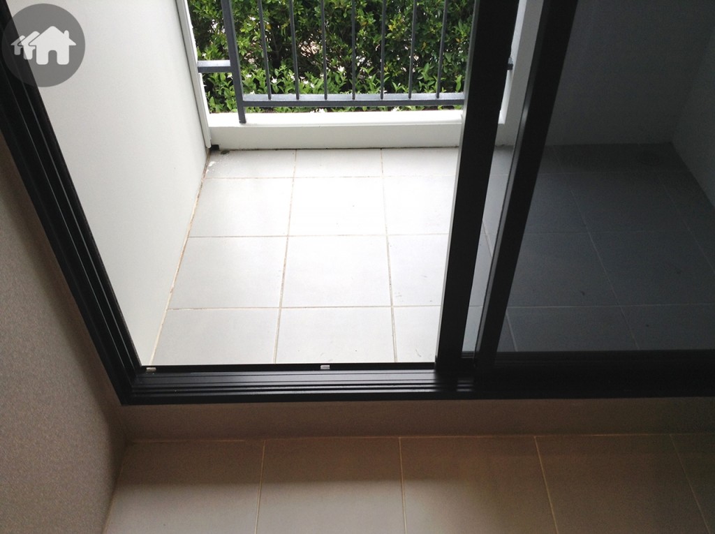 ระเบียงกว้าง วางเครื่องซักผ้าได้