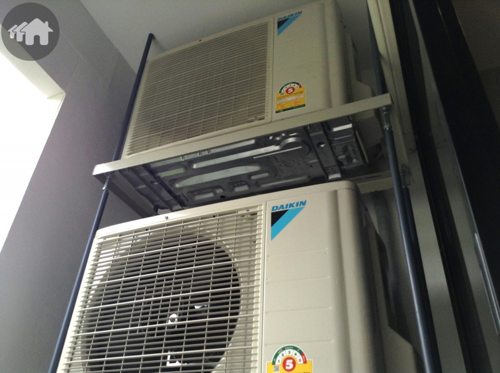 คอมเพรสเซอร์แอร์แบบแขวนติดผนัง เพื่อประหยัดพื้นที่ และไม่เกะกะพื้นระเบียง