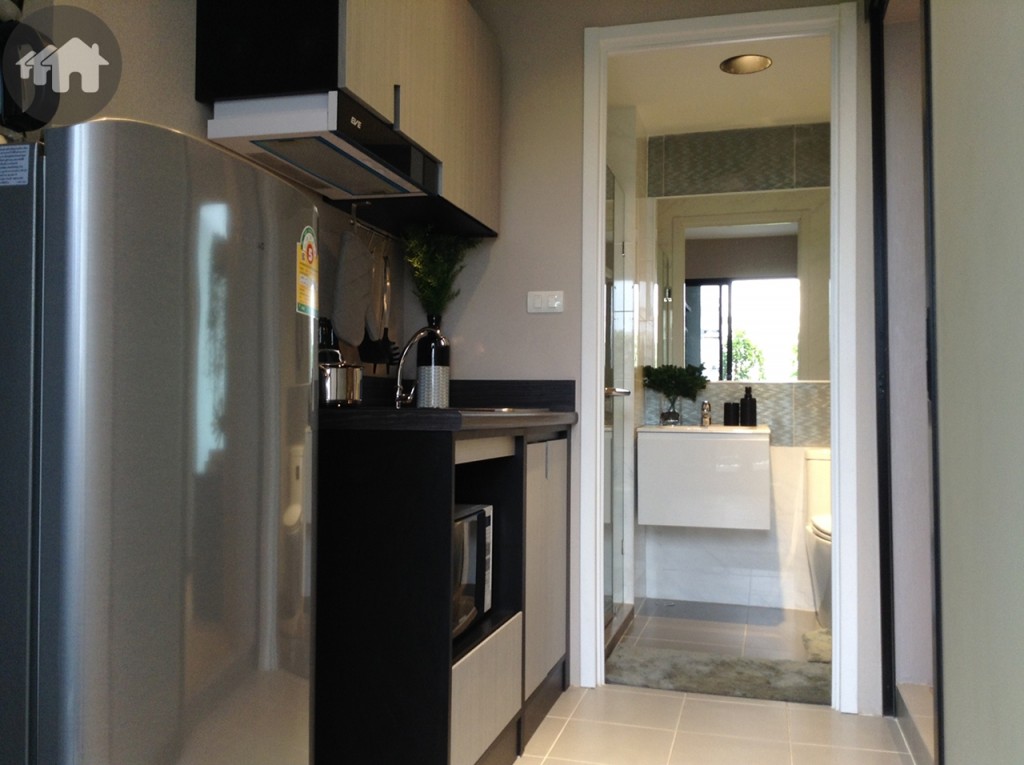 พื้นห้องครัวปูด้วยกระเบื้องเพื่อง่ายต่อการทำความสะอาด และทนน้ำ เชื่อมต่อกับพื้นที่ของห้องน้ำ