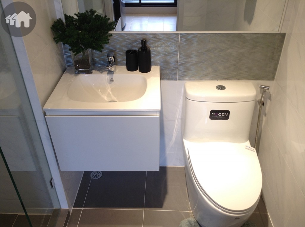 ห้องน้ำขนาดกะทัดรัด แบ่งเป็นพื้นที่แห้งและเปียก โดยพื้นที่แห้งใช้อ่างล้างหน้าแบบยกสูงจากพื้นเพื่อง่ายต่อการทำความสะอาด ทั้งนี้สุขภัณฑ์เป็นเพียงการโชว์รูปแบบที่คล้ายคลึงกับของจริงเท่านั้น ของจริงจะเป็น อ่างล้างมือ MOGEN โถสุขภัณฑ์ MOGEN และ สายชำระ Grohe 