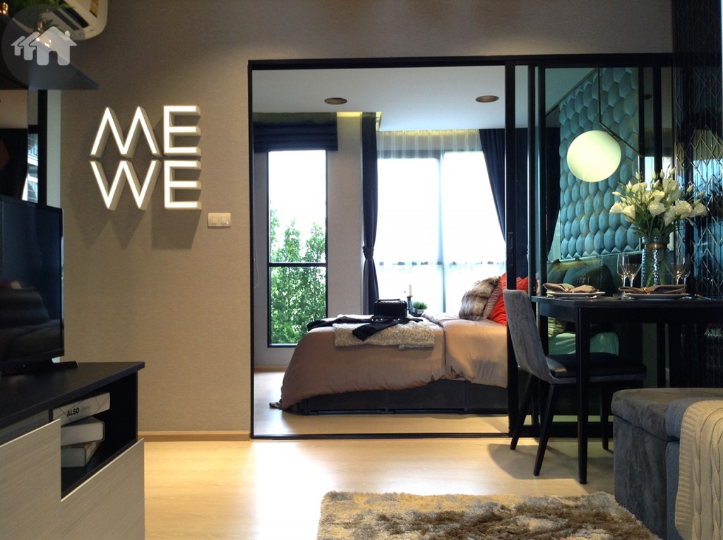 ห้องนี้จัดฟังก์ชั่นการใช้งานเหมือนกับแบบแรกคือ มีโซนรับแขกด้านหน้า ถัดไปเป็นห้องนอน และกั้นแบ่งห้องครัวและห้องน้ำไว้อีกส่วนหนึ่งเช่นกัน