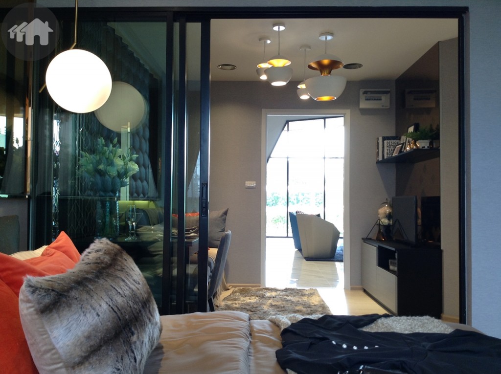 จากห้องนอนมองไปยังนอกห้องก็มีการกั้นแบ่งด้วยประตูกระจกบานสไลด์ให้เช่นกัน