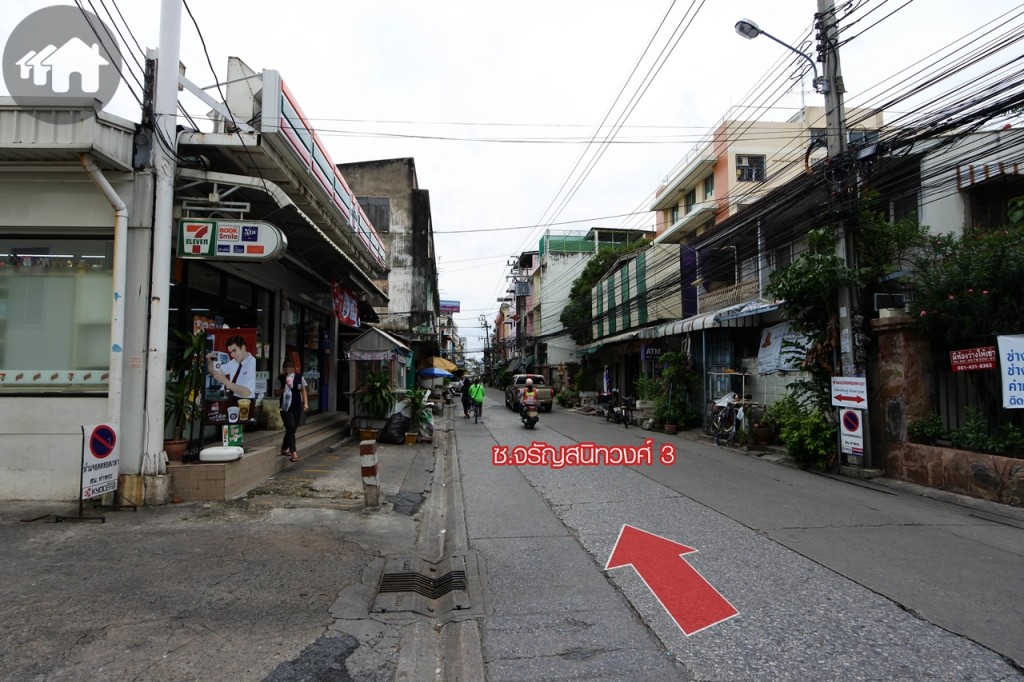 ภายในซอยเป็นถนน 2 เลน สองข้างทางเป็นอาคารพาณิชย์ 3 ชั้น และทาวน์เฮ้าส์ 2 ชั้น มีร้านค้า ร้านอาหาร และร้านสะดวกซื้อมากมาย