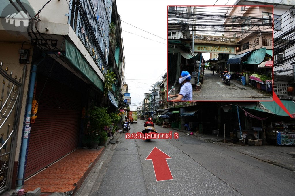 ผ่านทางเข้าตลาดศักดิ์เจริญทางด้านขวา