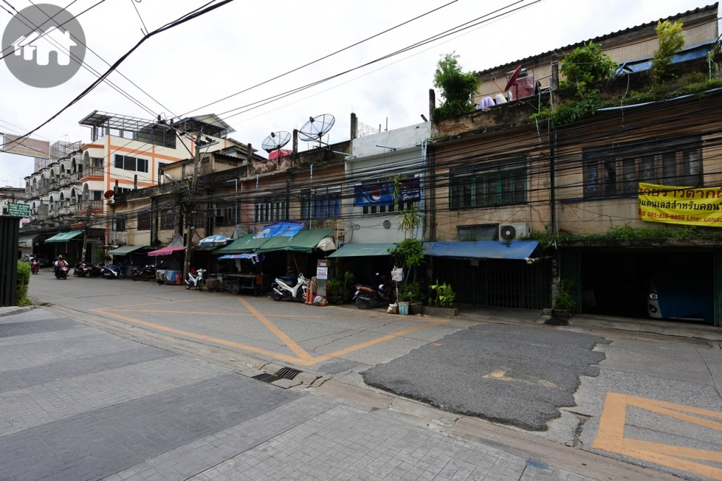 ด้านหน้าโครงการติด ซ.จรัญสนิทวงศ์ 3 ตรงข้ามเป็นตึกแถว 2 ชั้น