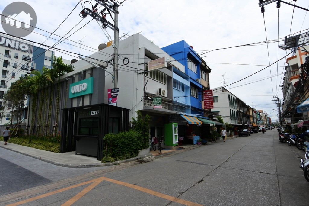 ด้านหน้าโครงการด้านหนึ่งติดอาคารพาณิชย์ สูง 2-3 ชั้น