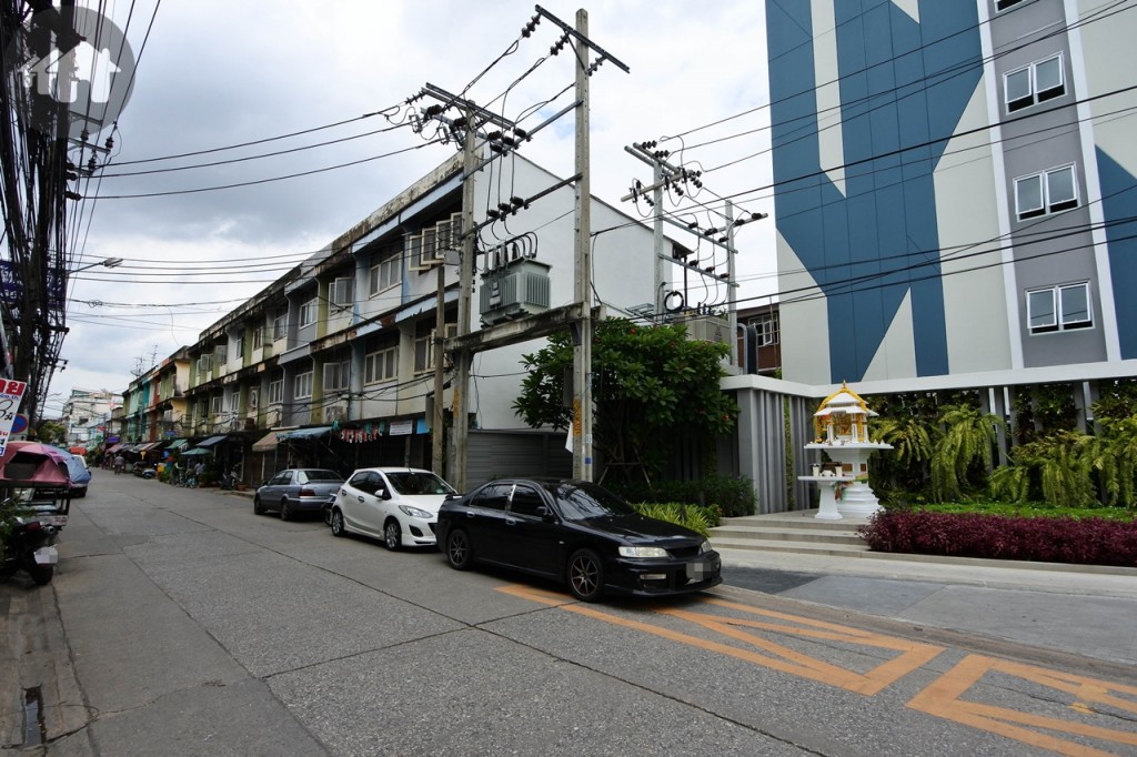 อีกด้านติดอาคารพาณิชย์ สูง 3 ชั้น