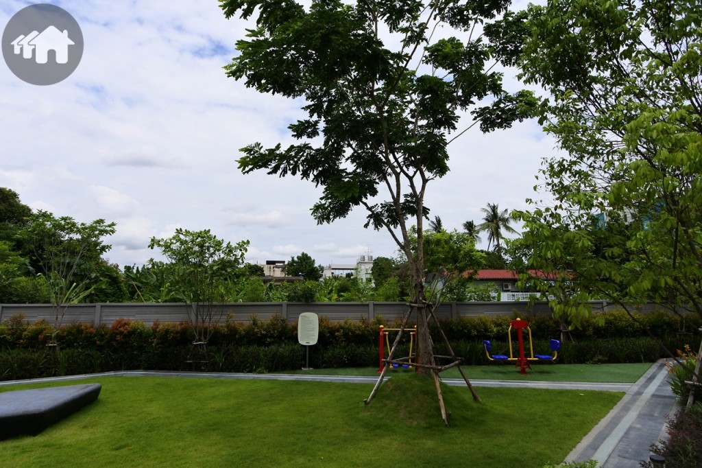 ด้านในโครงการทางทิศตะวันออกบริเวณสวนสาธารณะและอาคาร F ติดกับที่ดินเปล่ารอการพัฒนา