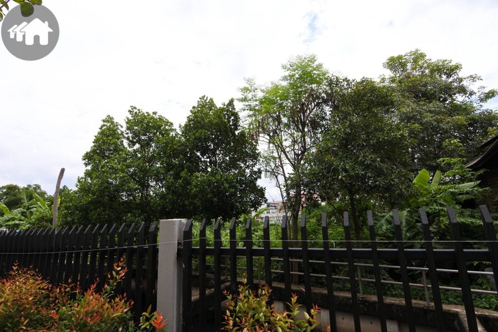 ด้านในโครงการทางทิศเหนือบริเวณอาคาร E ติดกับที่ดินเปล่ารอการพัฒนาและทางเดินเลียบคลอง