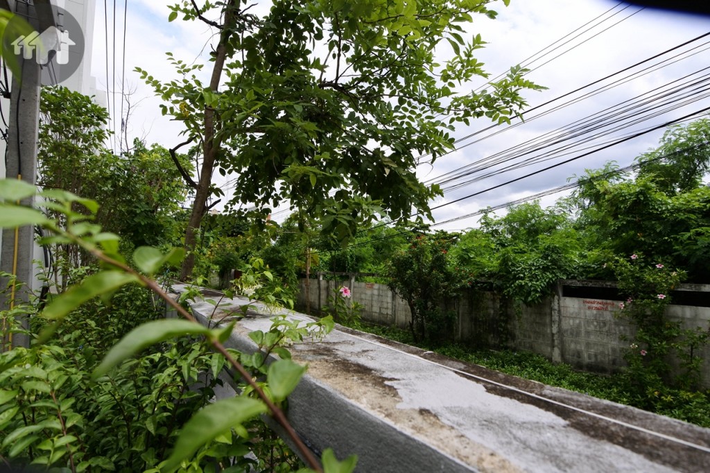 ด้านในโครงการทางทิศตะวันตกบริเวณอาคาร G, H, I, J ติด ซ.จรัญสนิทวงศ์ 3 แยก 3