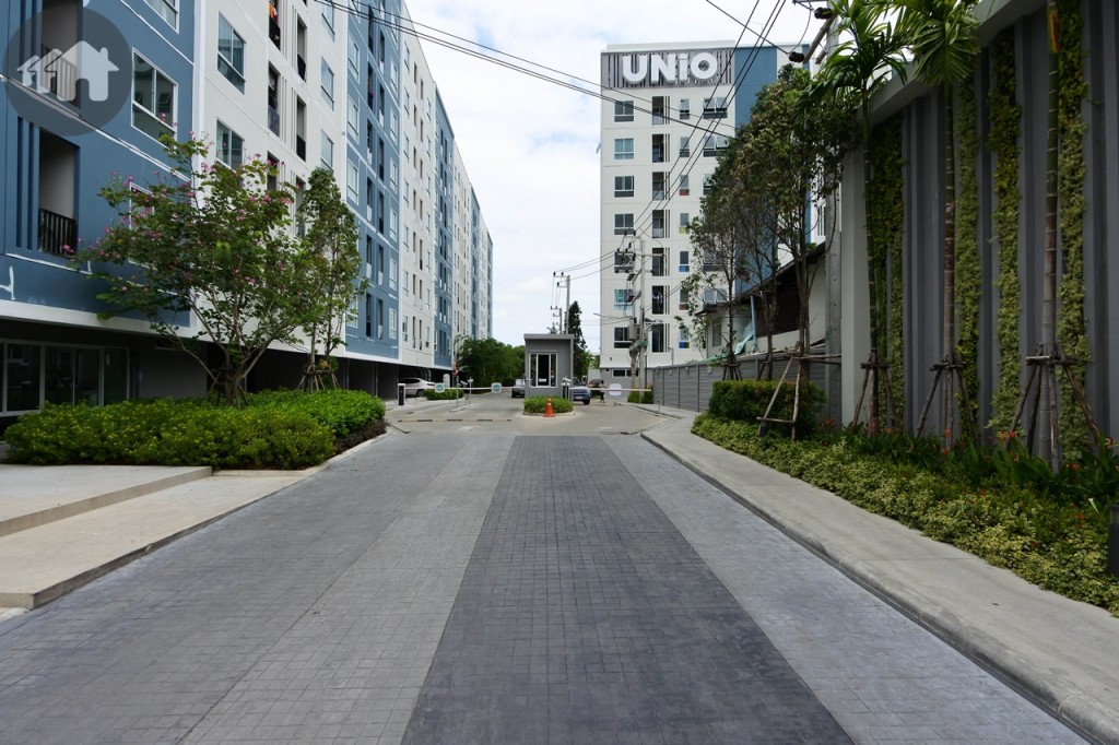 ป้อมรักษาความปลอดภัย พร้อมพนักงานรักษาความปลอดภัยตลอด 24 ชั่วโมง บริเวณด้านหน้าโครงการ ห่างจากถนนหลักประมาณ 20 เมตร