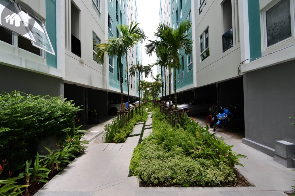 ระยะห่างระหว่างอาคารประมาณ 6-12 เมตร พร้อมสวนหย่อม